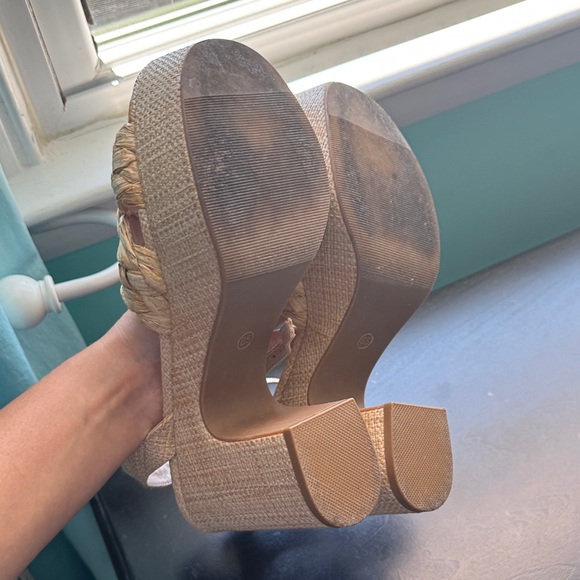 Steve Madden Beige Woven Platform Heels size 6.5 - Picture 2 of 3